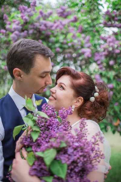 Braut und Bräutigam am Hochzeitstag — Stockfoto