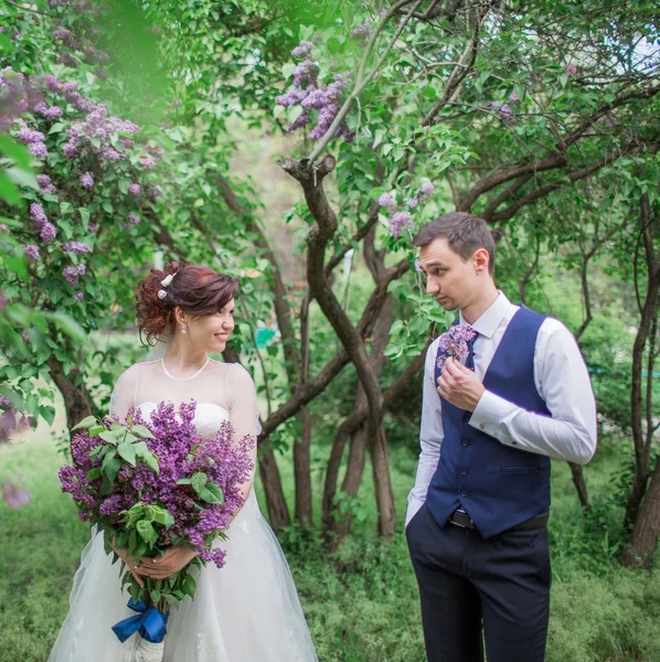 Novia y novio en el día de su boda — Foto de Stock