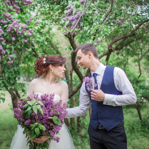 Novia y novio en el día de su boda — Foto de Stock