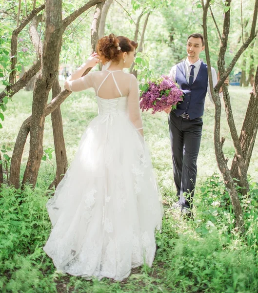 Novia y novio en el día de su boda —  Fotos de Stock