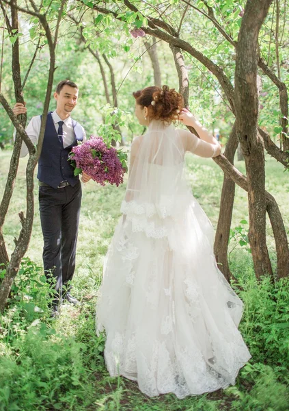 Novia y novio en el día de su boda — Foto de Stock