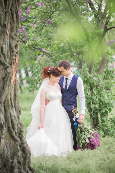 Braut und Bräutigam am Hochzeitstag — Stockfoto