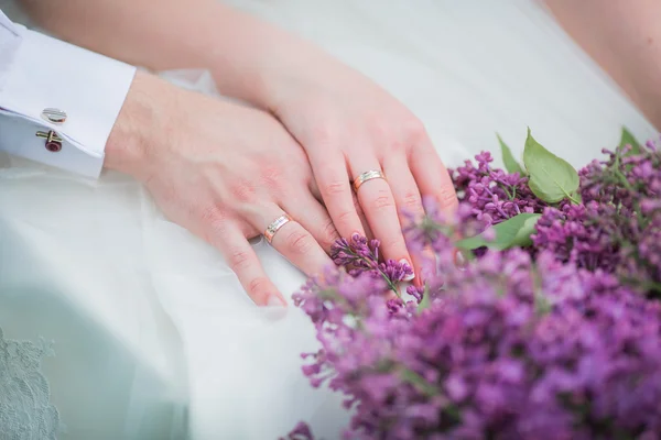 Casal estão mostrando suas mãos — Fotografia de Stock