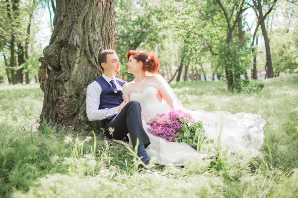 Brud och brudgum på deras bröllopsdag — Stockfoto