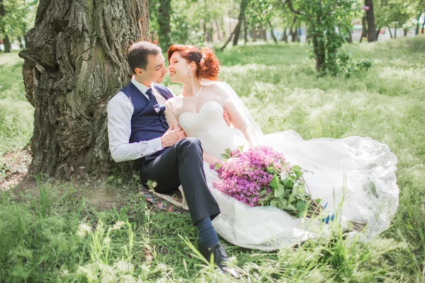 Novia y novio en el día de su boda — Foto de Stock