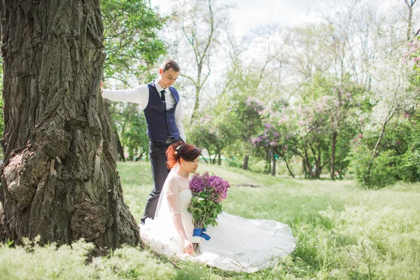 Novia y novio en el día de su boda — Foto de Stock