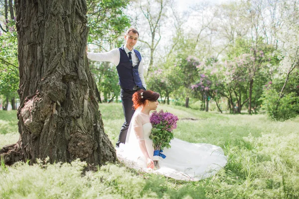 Bruid en bruidegom op hun trouwdag — Stockfoto