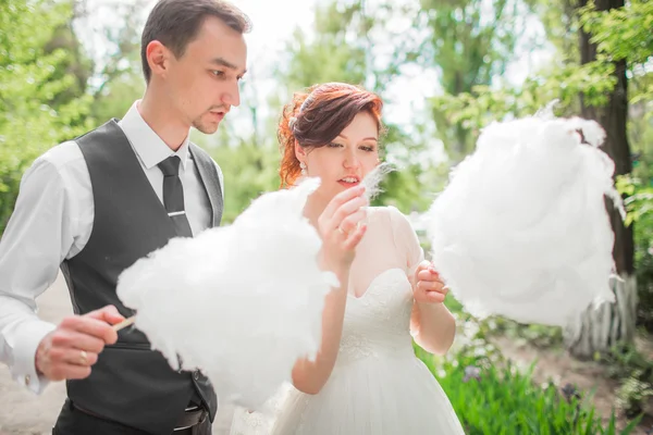 Noiva e noivo em seu dia de casamento — Fotografia de Stock