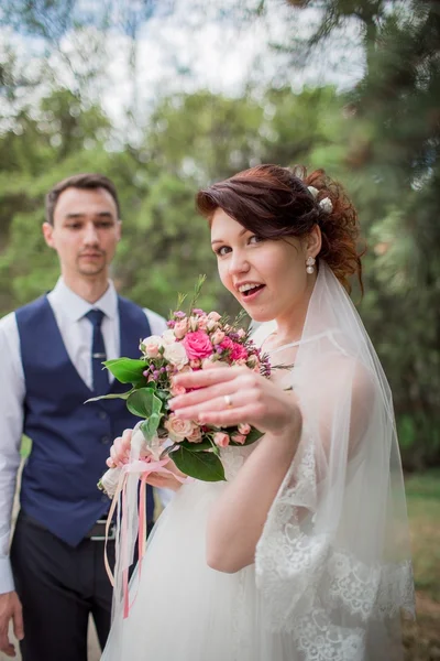 Novia y novio en el día de su boda —  Fotos de Stock