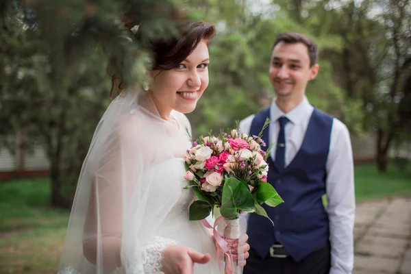 Bruid en bruidegom op hun trouwdag — Stockfoto