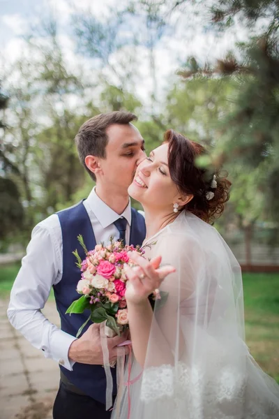 Bride and groom on their wedding day — Stock Photo, Image