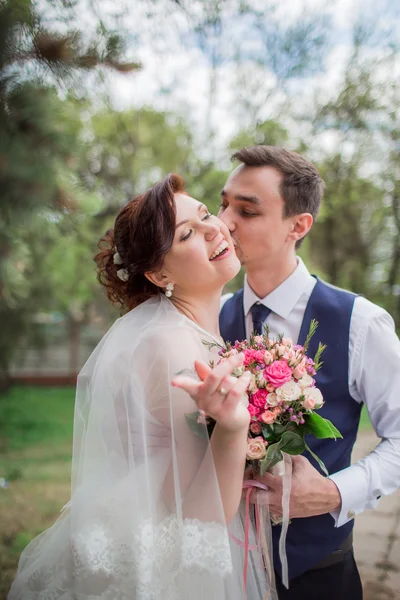 Noiva e noivo em seu dia de casamento — Fotografia de Stock