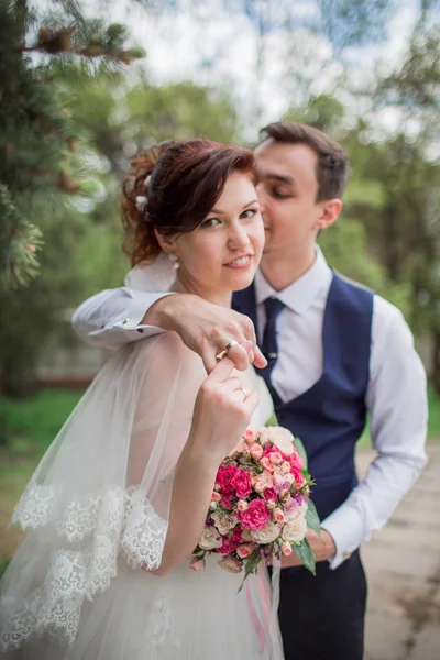 Noiva e noivo em seu dia de casamento — Fotografia de Stock