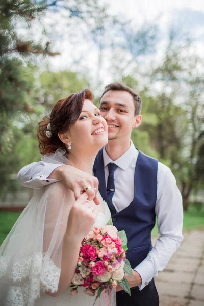 Bride and groom on their wedding day — Stock Photo, Image