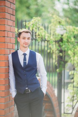 gülümseyen yakışıklı damat