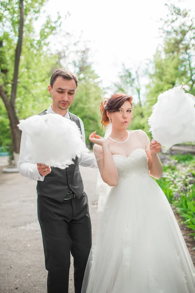 Gelin ve damat düğün gününde — Stok fotoğraf