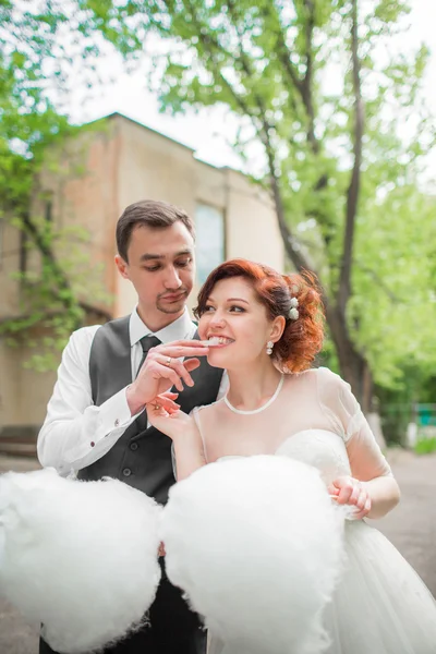 Novia y novio en el día de su boda —  Fotos de Stock