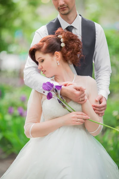 Bride and groom on their wedding day — Stock Photo, Image