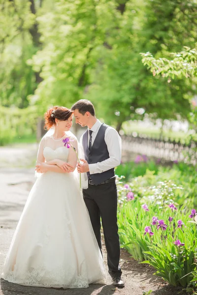 Nevěsta a ženich v jejich svatební den — Stock fotografie