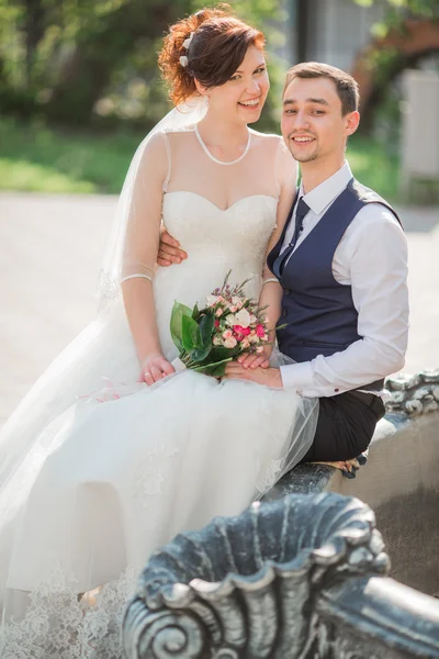 Sposa e sposo il giorno del loro matrimonio — Foto Stock