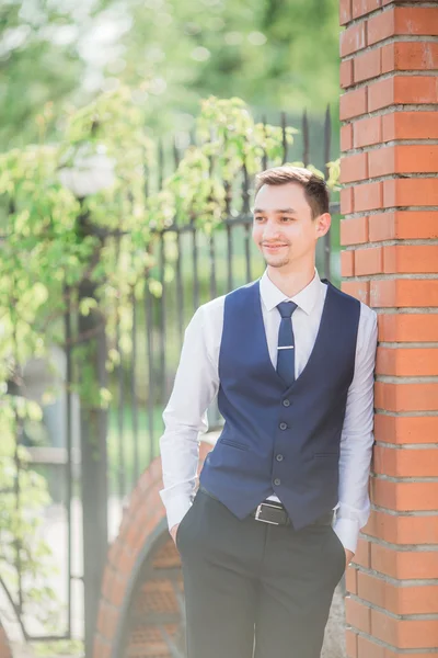 Handsome groom smiling — Stock Photo, Image