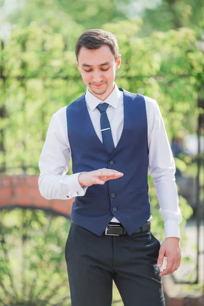 Handsome groom smiling — Stock Photo, Image