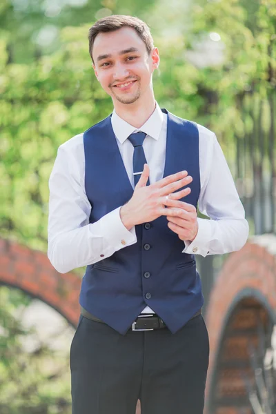 Handsome groom smiling — Stock Photo, Image