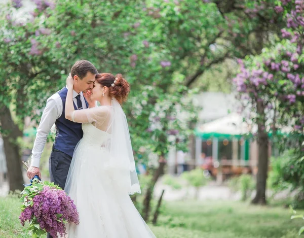 Braut und Bräutigam am Hochzeitstag — Stockfoto