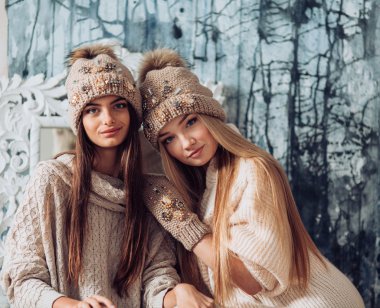  Makyaj şapka içinde olan genç kadın