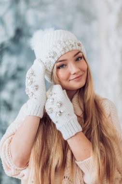 Makyaj şapkalı olan kadın