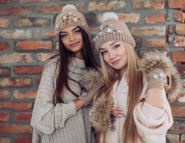  Makyaj şapka içinde olan genç kadın