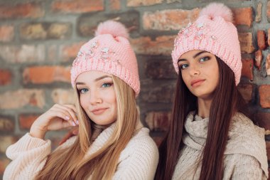  Makyaj şapka içinde olan genç kadın