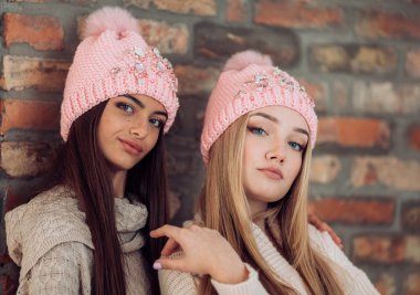  Makyaj şapka içinde olan genç kadın