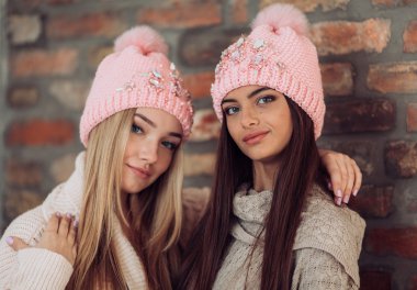  Makyaj şapka içinde olan genç kadın