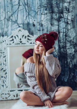 Makyaj şapkalı olan kadın