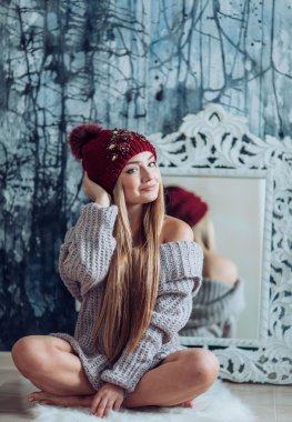 Makyaj şapkalı olan kadın