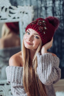 Makyaj şapkalı olan kadın