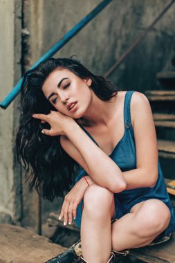 Güzel genç kadın poz veriyor.