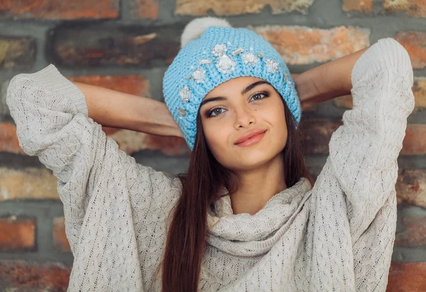 Wanita muda dengan makeup di topi — Stok Foto