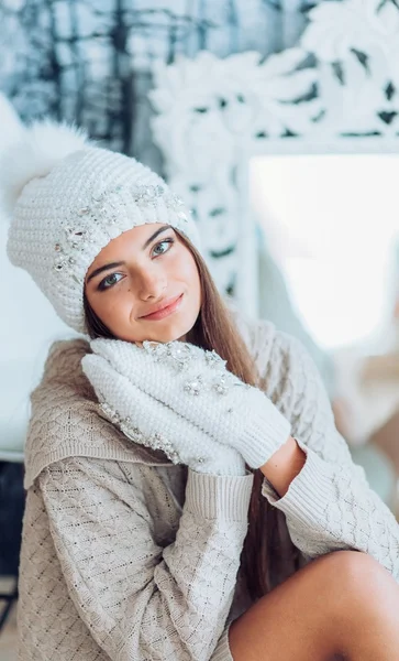 Giovane donna con trucco in cappello — Foto Stock