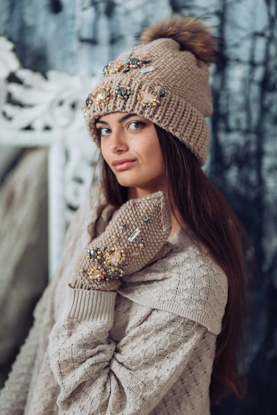 Jeune femme avec maquillage dans le chapeau — Photo