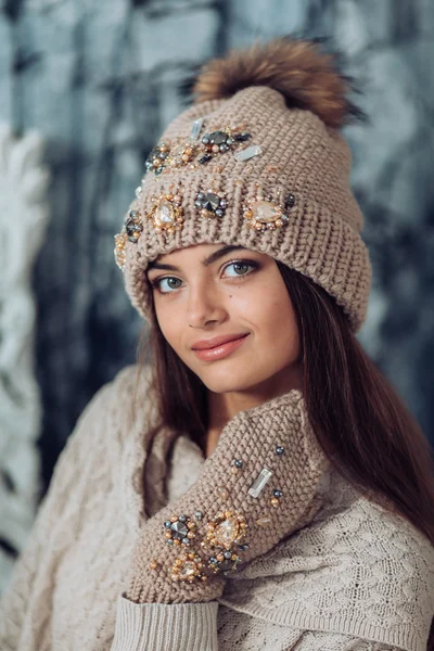 Jeune femme avec maquillage dans le chapeau — Photo