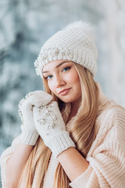 Jeune femme avec maquillage dans le chapeau — Photo