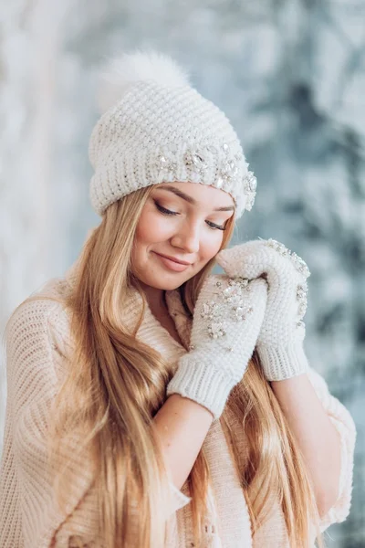 Mujer joven con maquillaje en sombrero — Foto de Stock