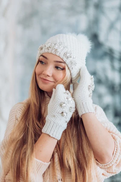 Mujer joven con maquillaje en sombrero — Foto de Stock