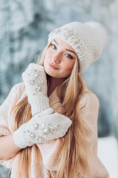 化粧の帽子を持つ若い女性 — ストック写真