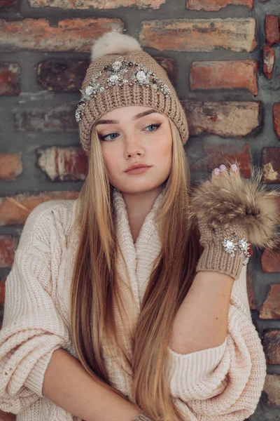 Ung kvinna med smink i hatt — Stockfoto