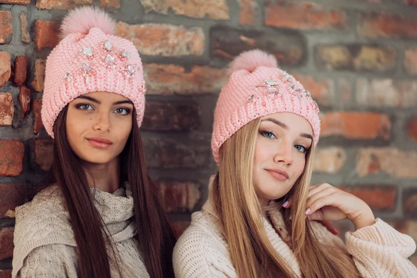 Jonge vrouwen met make-up in hoeden — Stockfoto