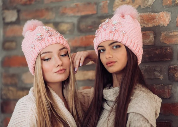 Jonge vrouwen met make-up in hoeden — Stockfoto