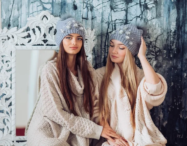 Jeunes femmes maquillées en chapeaux — Photo